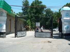 Central entrance to Cemetery No. 1 (on S.P.Botkin street)