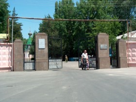 Центральный вход городского кладбища №2 (Домбробод)